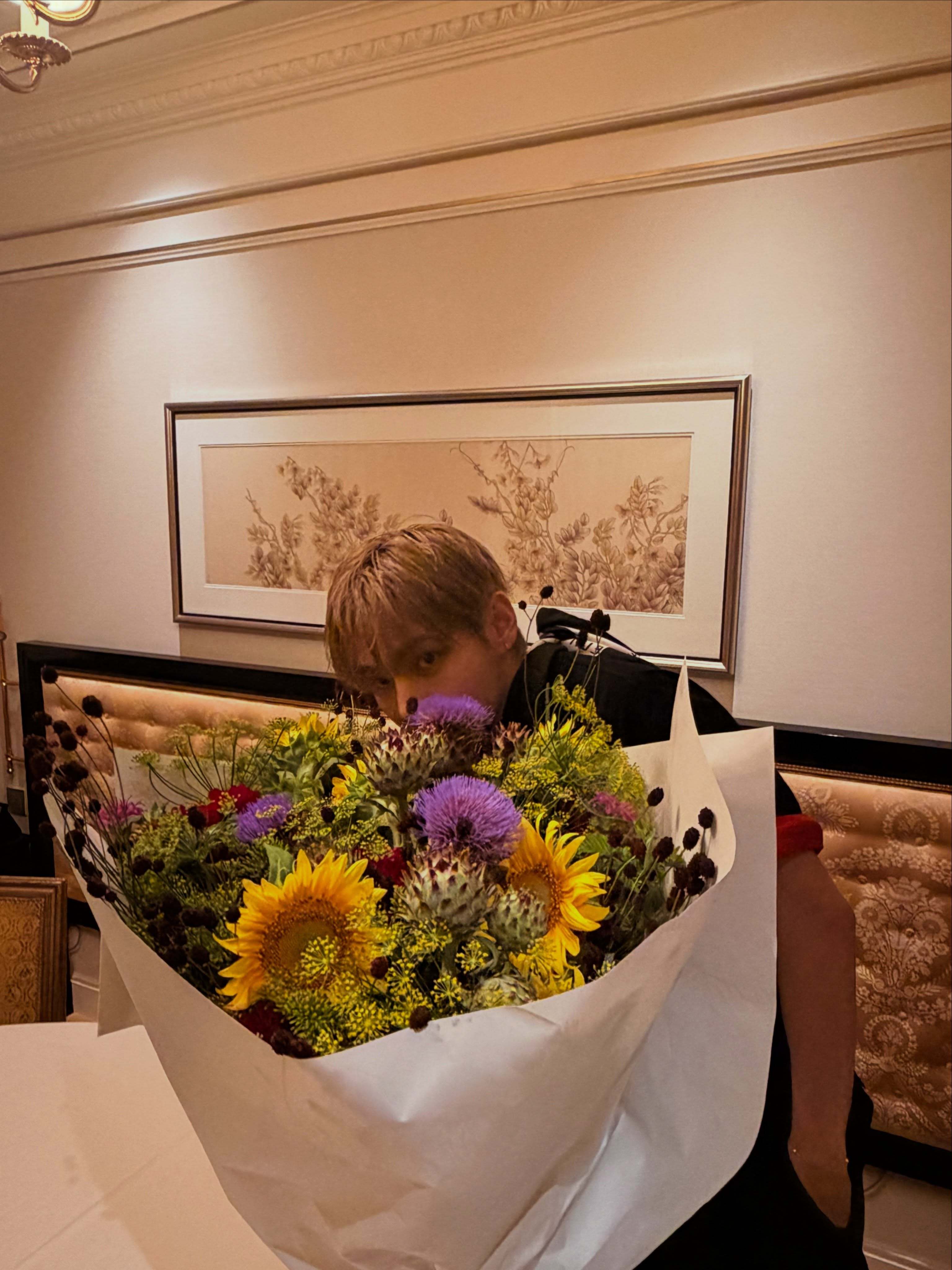 金泰亨✨金泰亨kpop永一 BABY AND FLOWERS 💐 