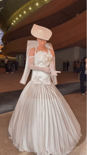 米卡穿婚纱走红毯米卡Vogue盛典红毯上身RW2025秋冬高定礼服奢华宫廷风婚纱