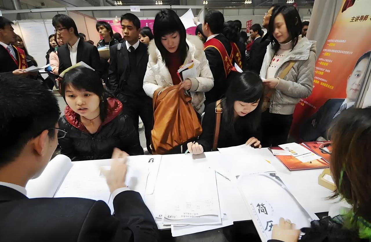 别只看到“优待”：国考偏爱应届生，从来不是单纯放水
很多往届考生抱怨，国考近乎七