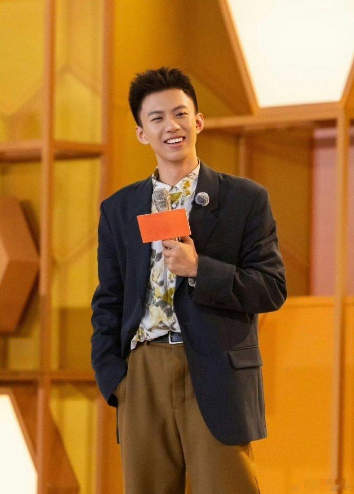 付航说穆祉丞从来不会伪装周五晚高疯穆祉丞从来不会耍小心思，也不会伪装自己的情绪，