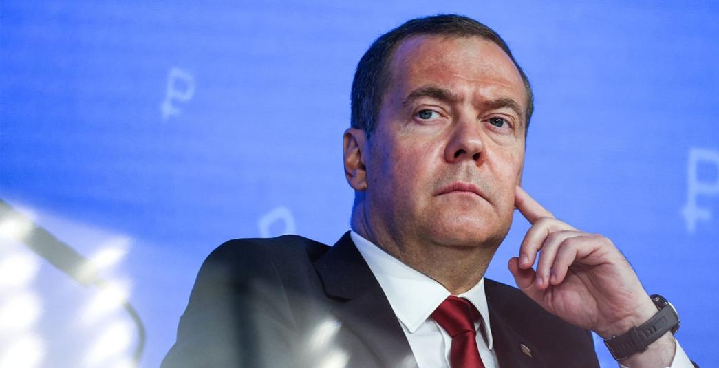 俄罗斯前总统梅德韦杰夫今天发文说：“特朗普嘲讽马克龙后，马克龙恼羞成怒，甚至发表