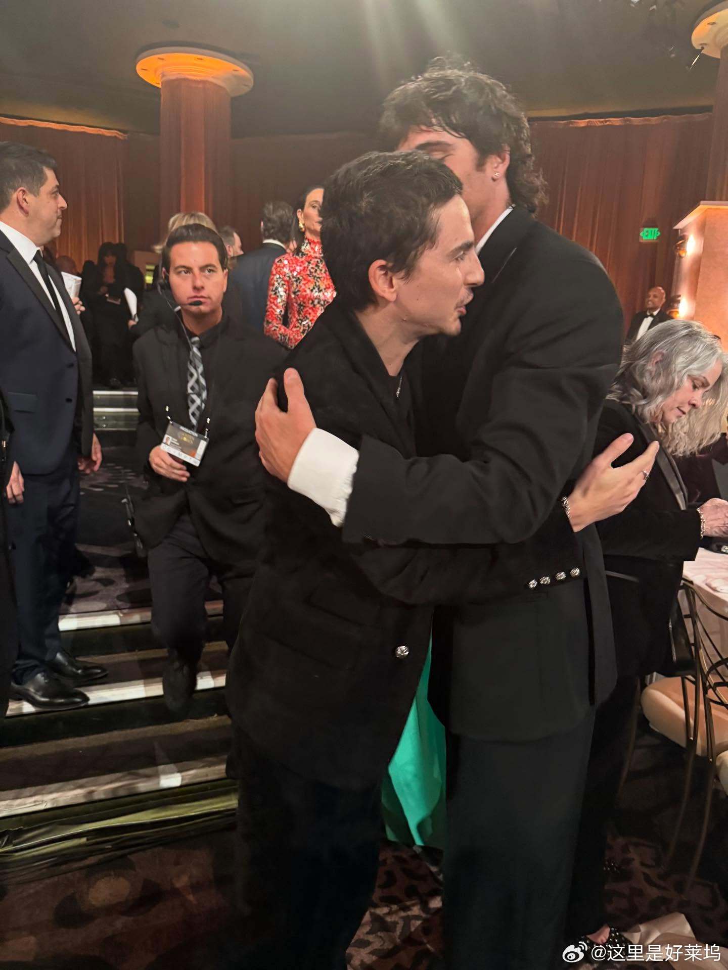 甜茶雅各布艾洛蒂拥抱甜茶金球奖影帝 昨日，“甜茶”提莫西·查拉梅（Timothé