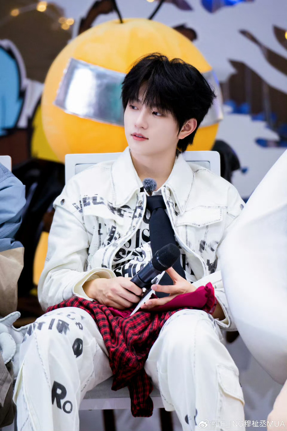 第一次见穆祉丞被12个人围着哄 不是我说，被12个哥哥姐姐围着哄这种事，穆祉丞怕