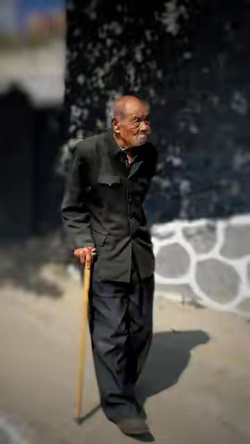 熬过世间沧桑，治愈万般迷茫
凌晨三点的城市，写字楼的灯光像散落在黑夜里的星星。我