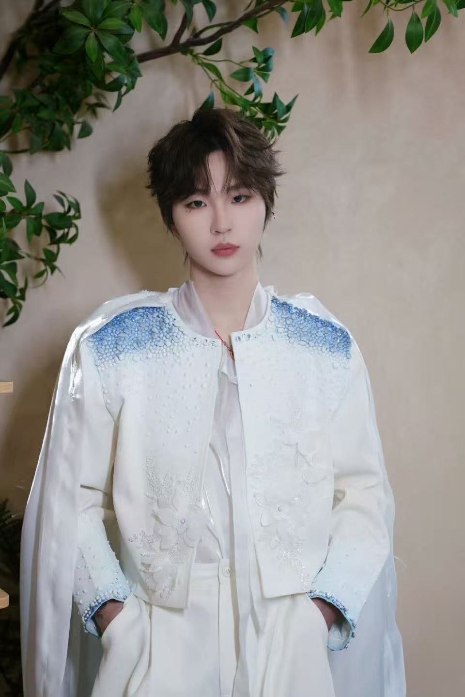 吒宝把蓝天白云穿在身上 被吒宝的蓝白造型狠狠戳中！清新的配色如同蓝天白云般治愈，