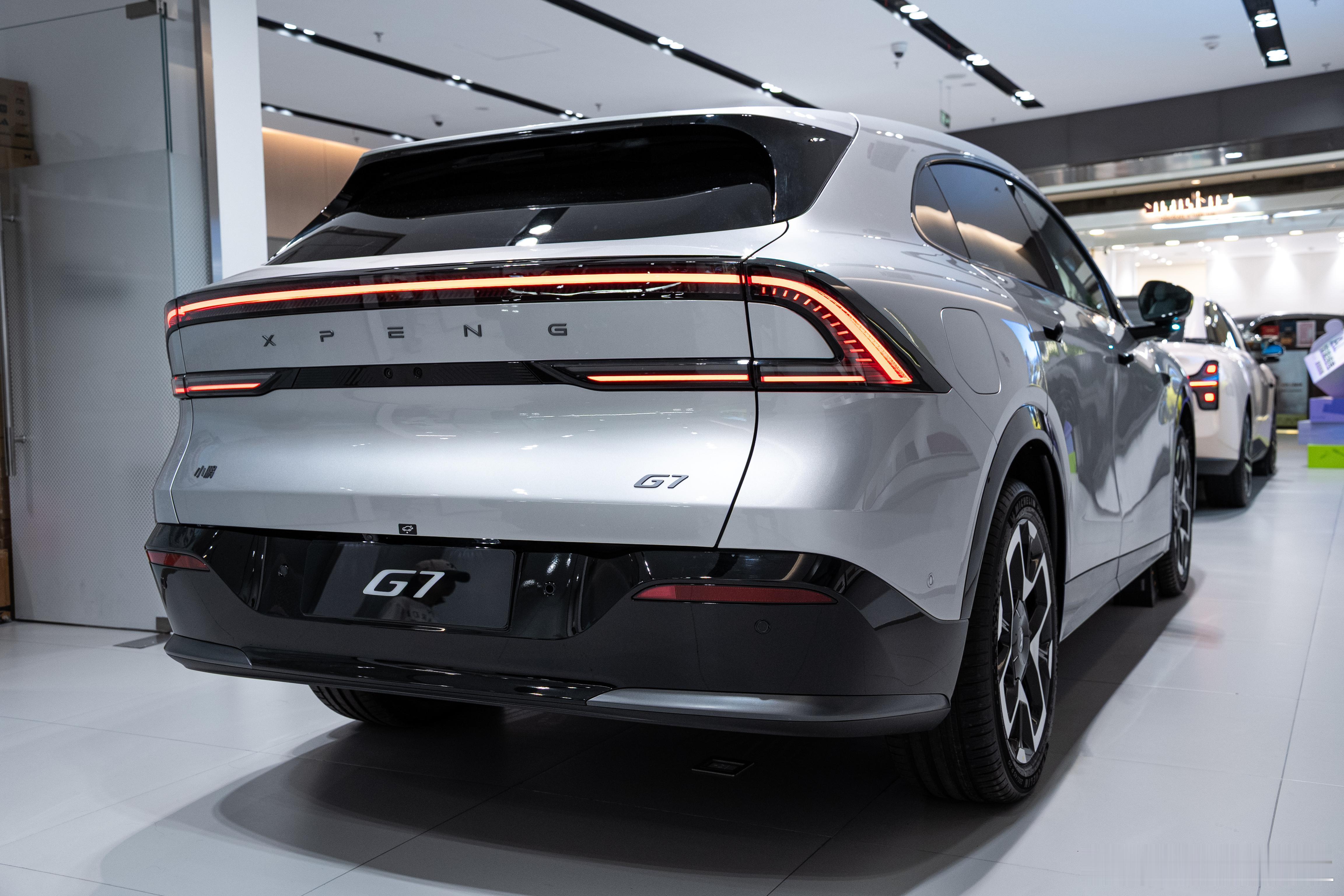 小鹏G7和奥迪Audi SUV版新能源反正小鹏G7现在是19万多上车大家觉得这两