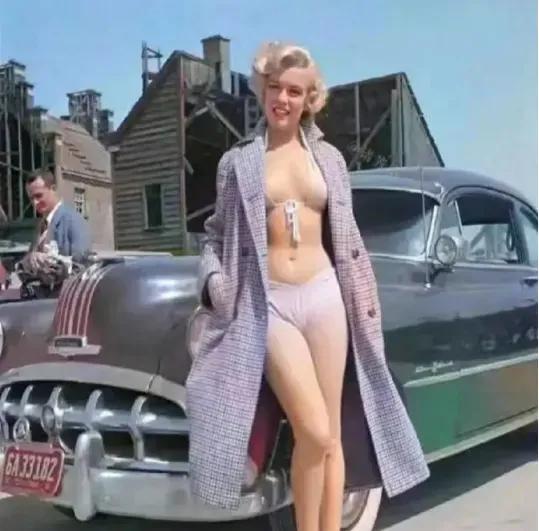 这张照片拍摄于1951年，这一年的玛丽莲·梦露刚刚25岁，她穿着性感但神情举止却