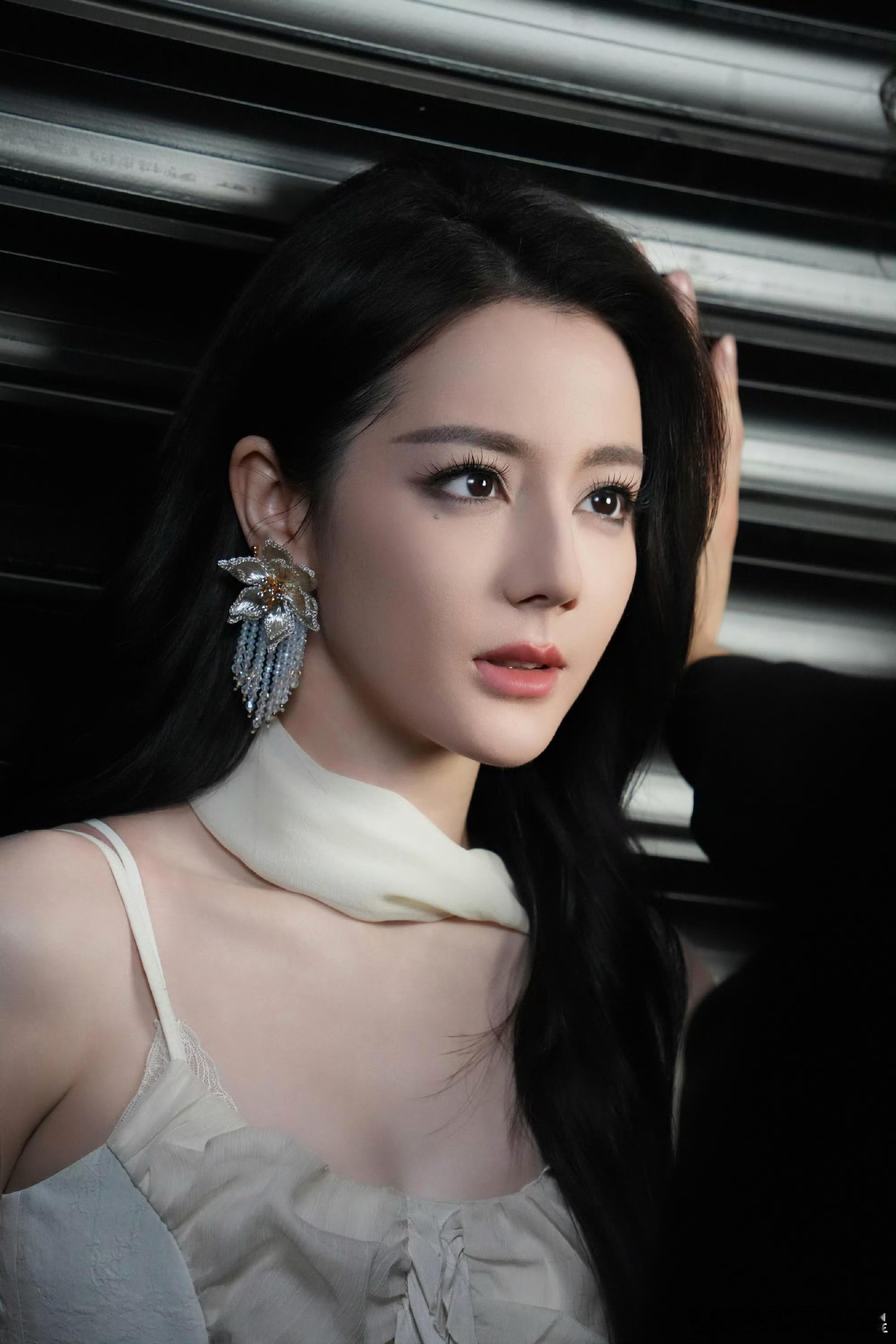 迪丽热巴眼窝立体到自带阴影 顶级美女就是这样，简直美翻了！ 