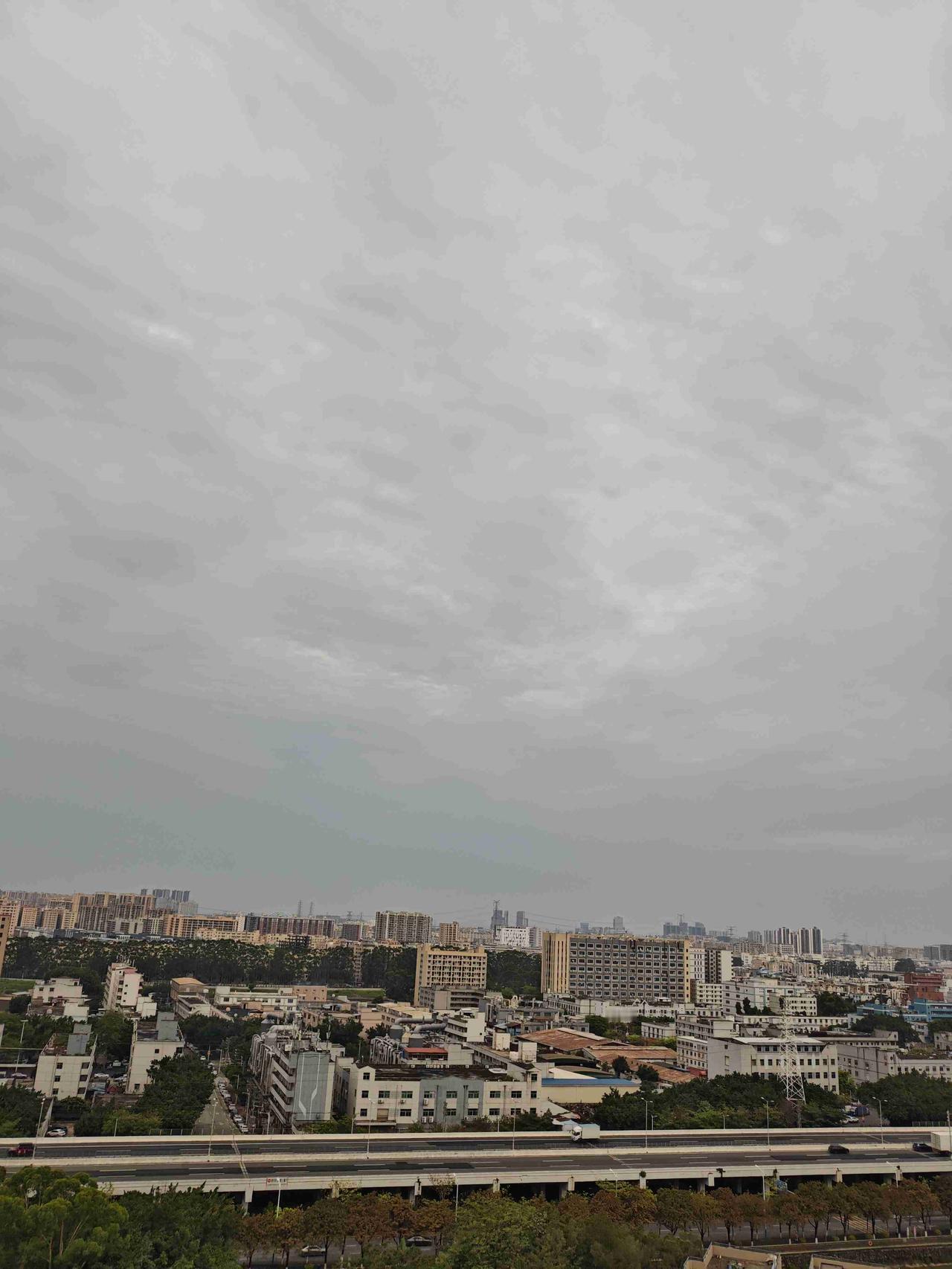 我的今日状态：😁轻松愉快
我这里的天气：☁️阴天：深圳今日阴天，气温22度到2
