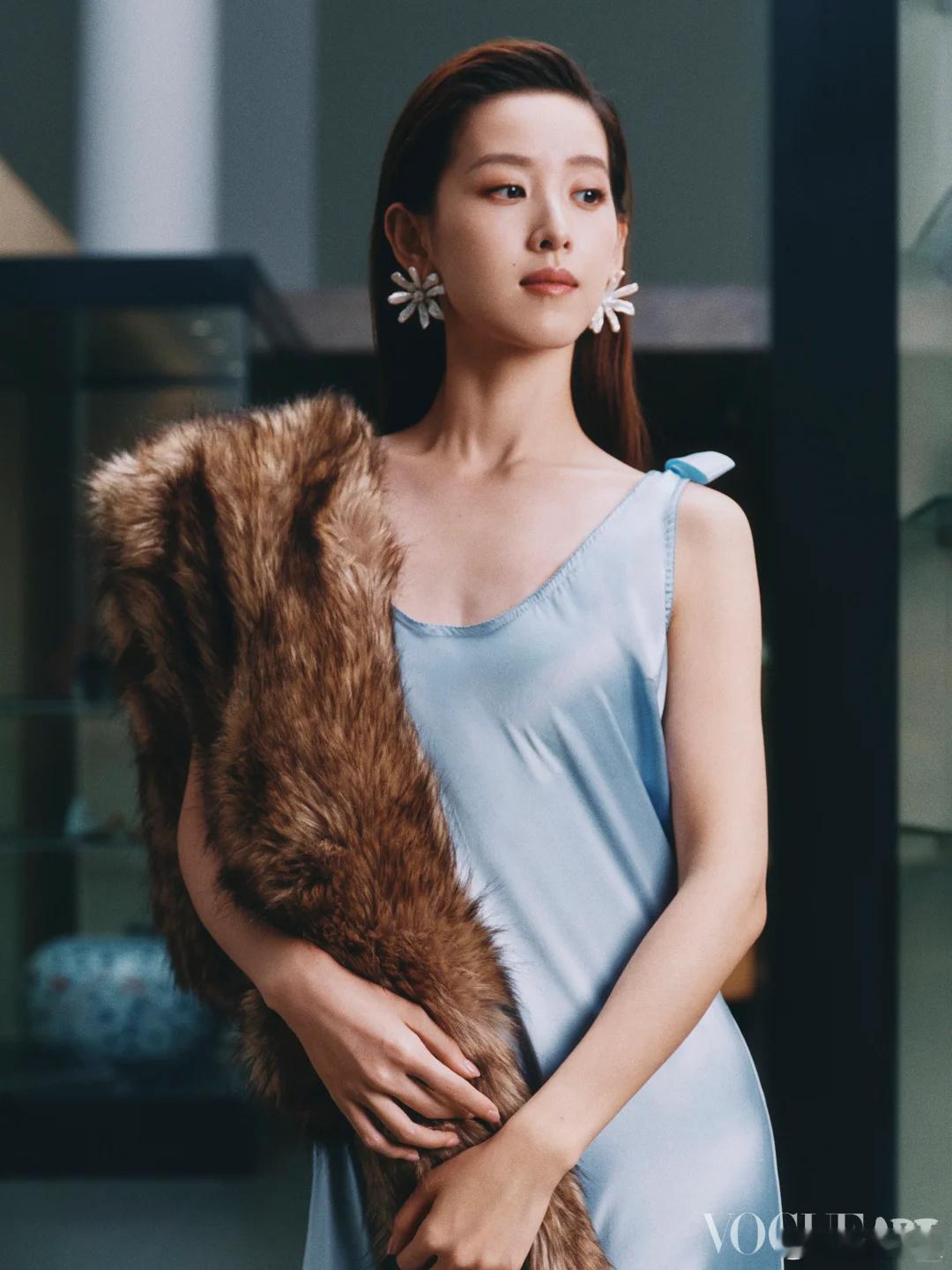 章泽天亮相《VOGUE Art》2025年11月封面本次以客座总监的身份亮相