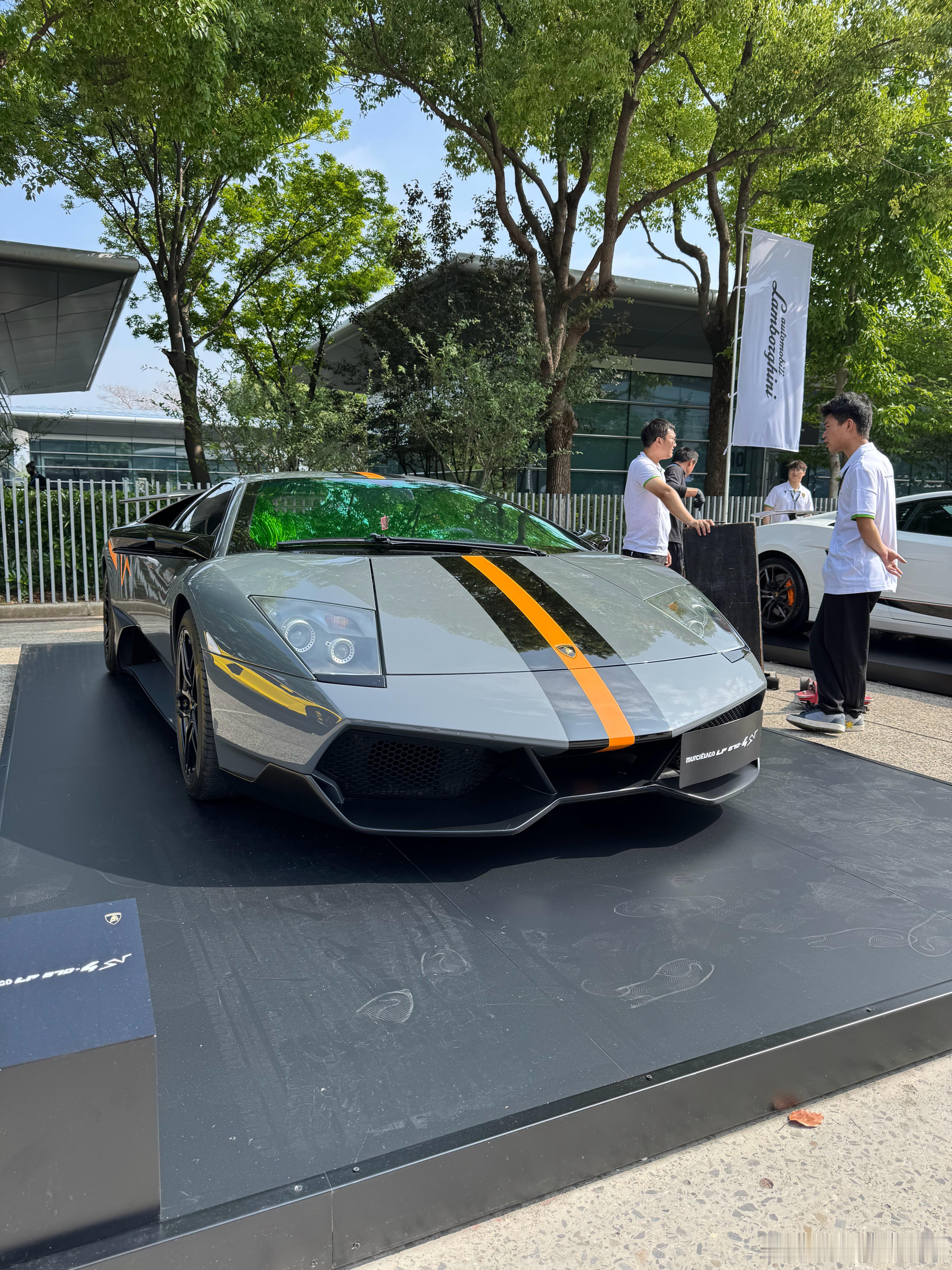大v聊车兰博基尼 周末的早上，从兰博基尼大牛开始[爱你]  ​​​