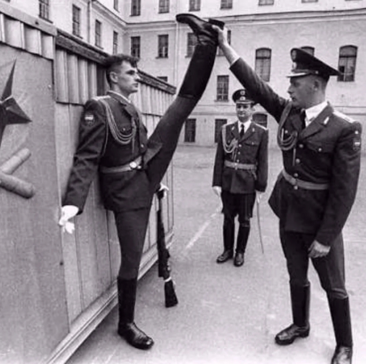 【来自投稿】1990年 俄罗斯红场卫兵日常训练 