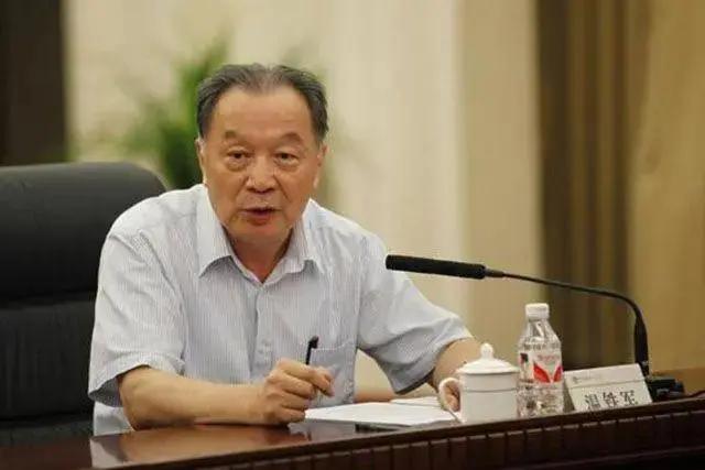 这才是真专家！温铁军在采访中表示：“农民本来花 30 万就可以盖栋 3 层楼，花
