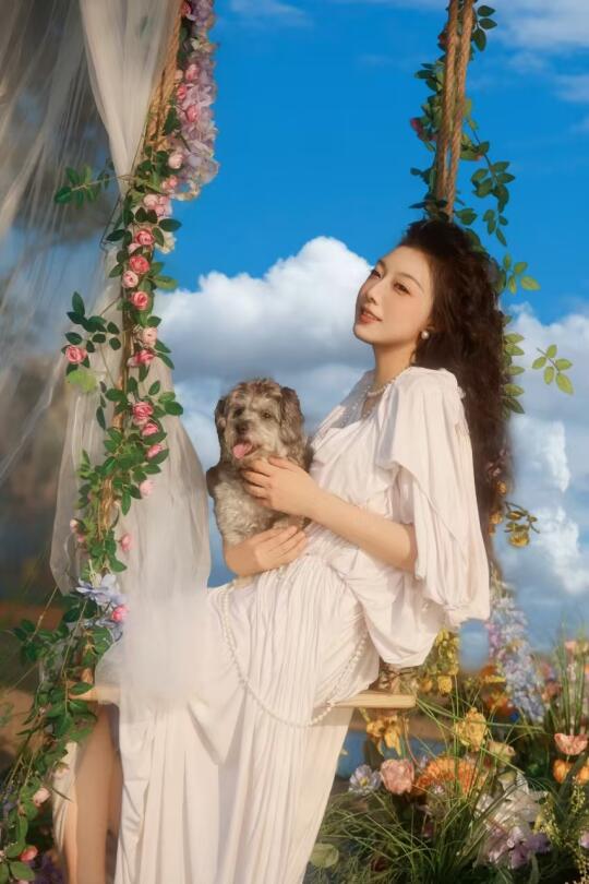 在公园里被一群人围观的狗生大片