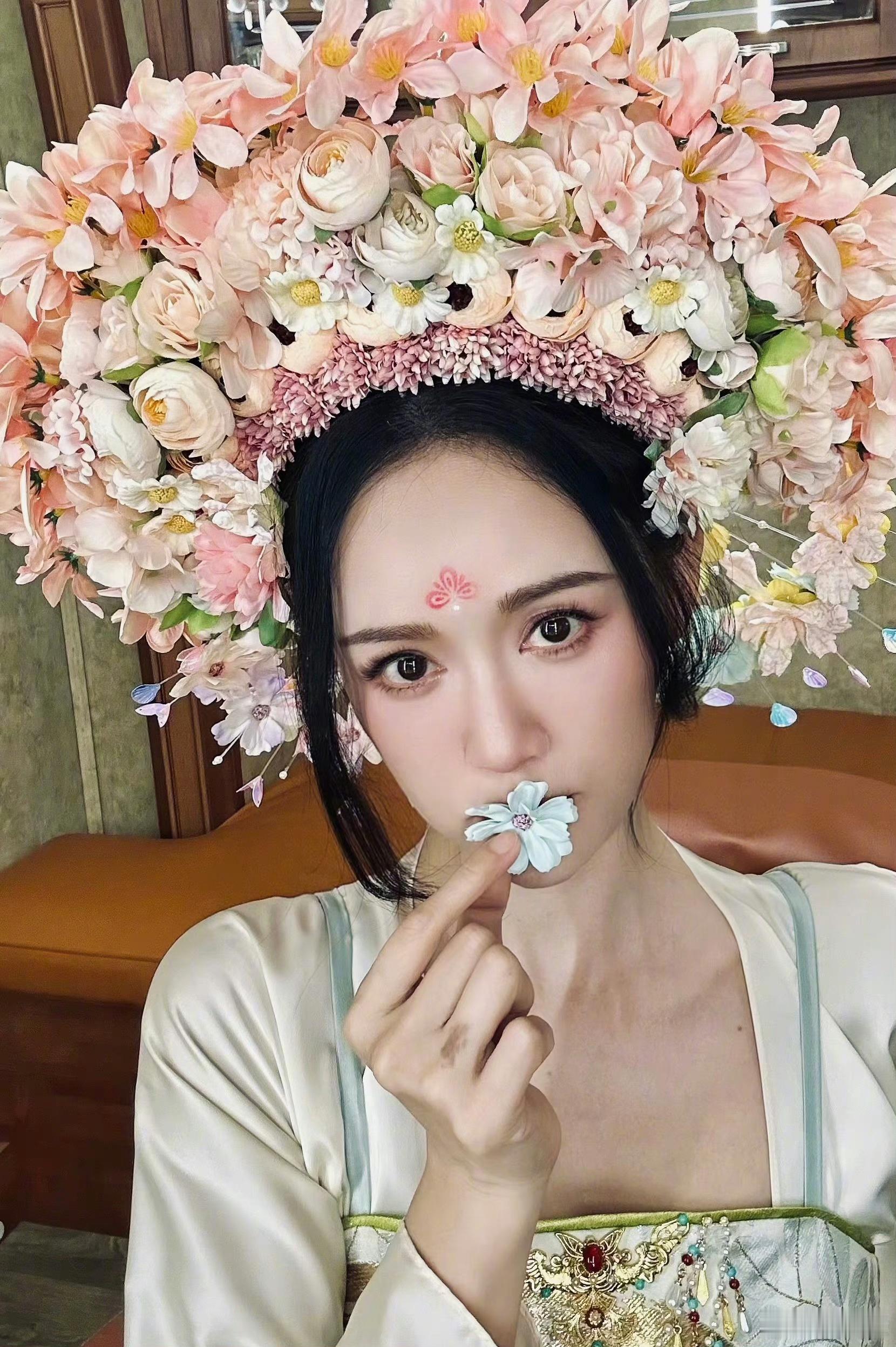 #陈乔恩头顶簪花# 陈乔恩晒簪花照~姐姐好适合簪花造型啊[哇]夏日氛围感满满，有