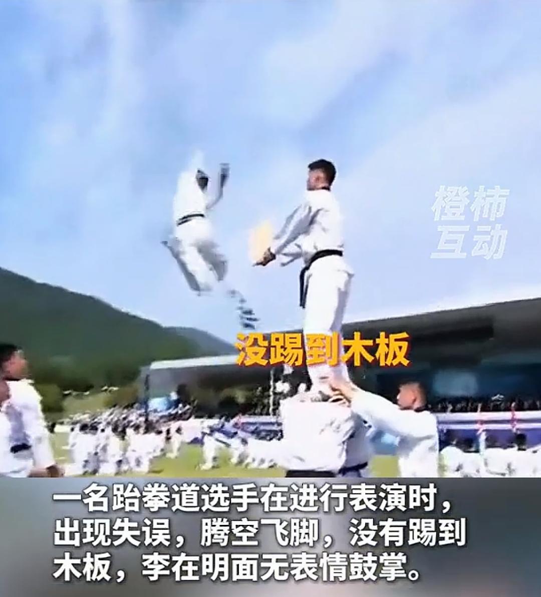 这是韩国阅兵啊？搁这搞杂耍呢，我们中国很多小朋友们练跆拳道就是玩的这个东西吧，踢