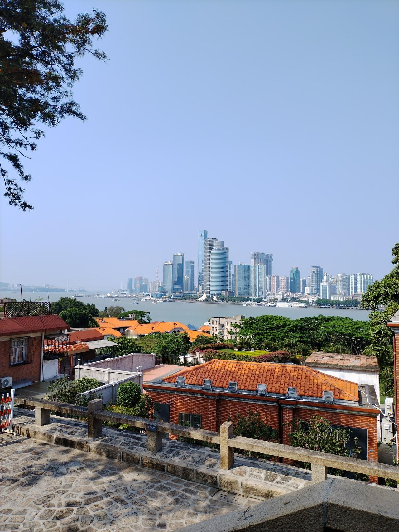 鼓浪屿实在太美了！我想如果宝岛台湾回归祖国怀抱的话，阿里山我一定去看看！