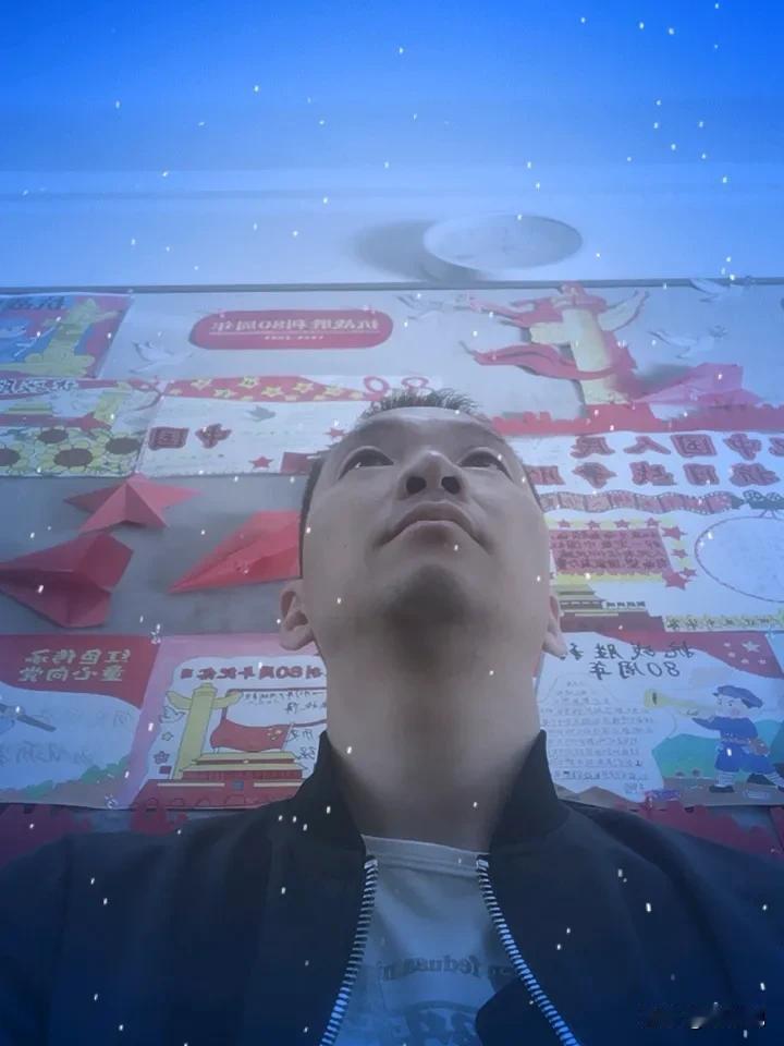 在学校陪读，我和孩子坐最后一排，孩子在上课，我在写头条。