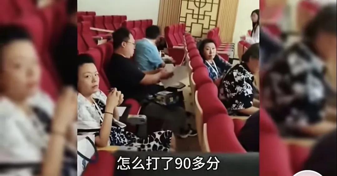 孔雀杯现场，一位教师硬刚一群现场评委，结果这群评委落荒而逃，用落荒而逃这几个词来