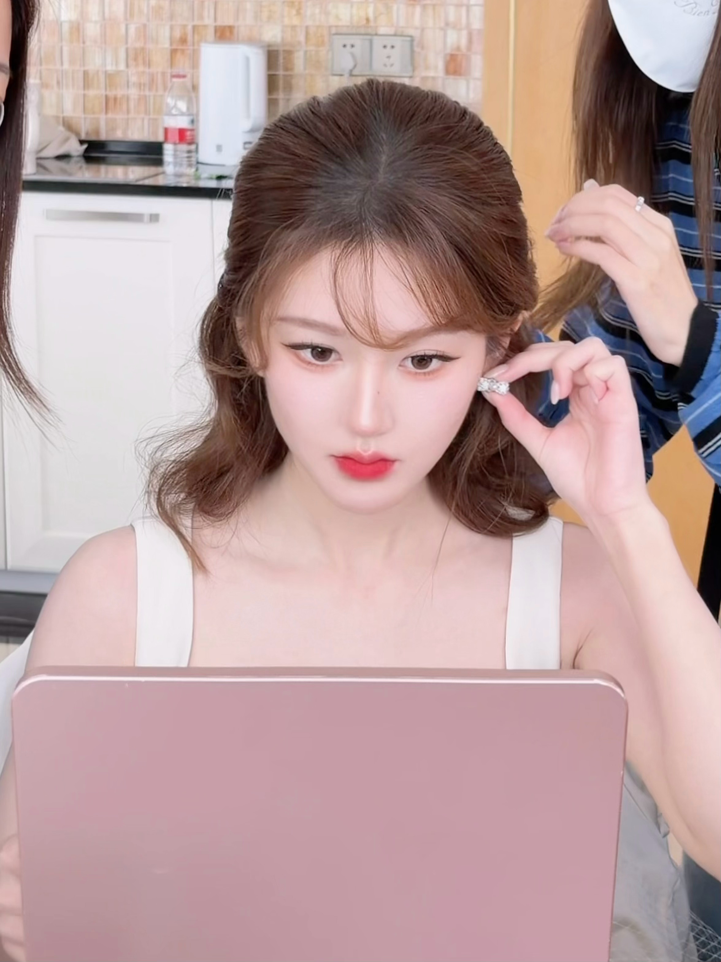 看得出老露是真的希望粉丝开心最倔强的妆容也开始往粉丝喜欢的方向改变了。 