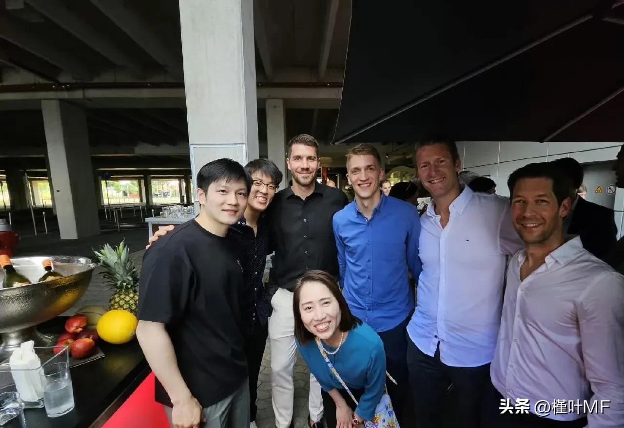 樊振东加入德国乒乓球甲级联赛萨尔布吕肯俱乐部，邱党晒出和与他的合照，小胖和一帮外