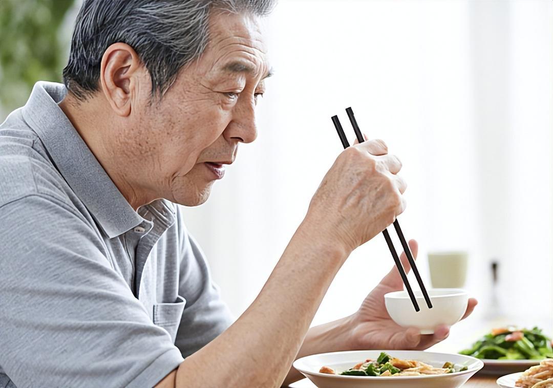《“晚饭七分饱”被推翻了？医生：65岁后吃饭记住这5点，比少吃更重要》

“晚饭