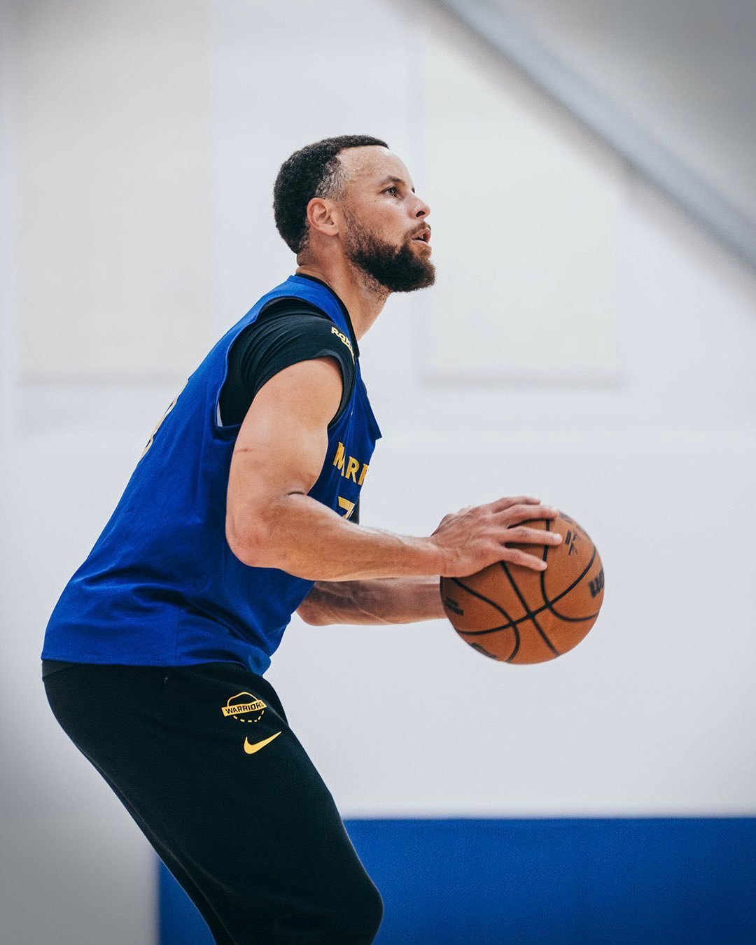 库里表示他的膝盖感觉良好。具体能打多少分钟还有待观察——但感觉他会打平时的32分