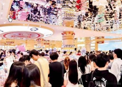 “没用”的东西成了出海新爆款频繁去东南亚出差的邢夏淳发现，如今，走进一些东南亚国