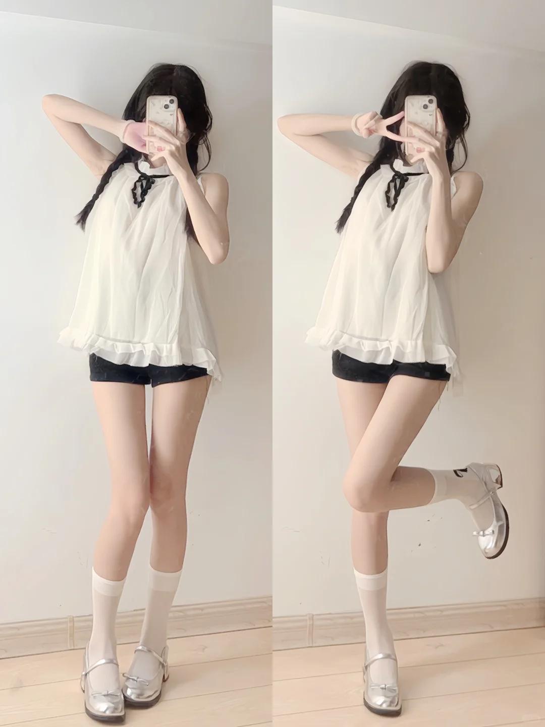#夏日生活打卡季#👗👠 甜美升级！白色无袖娃娃衫邂逅黑色短款，黑白经典碰撞出