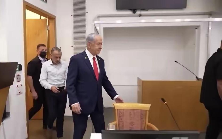 ​以色列总理内塔尼亚胡出庭受审，这也许是在以色列历史上非常少有的。在任总理受审就