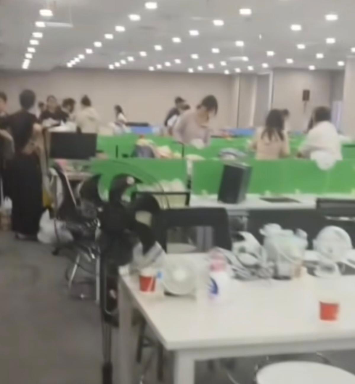 半夜通知全员放假，结果钉钉里的老板和领导，一夜之间全消失！

200多号人高高兴