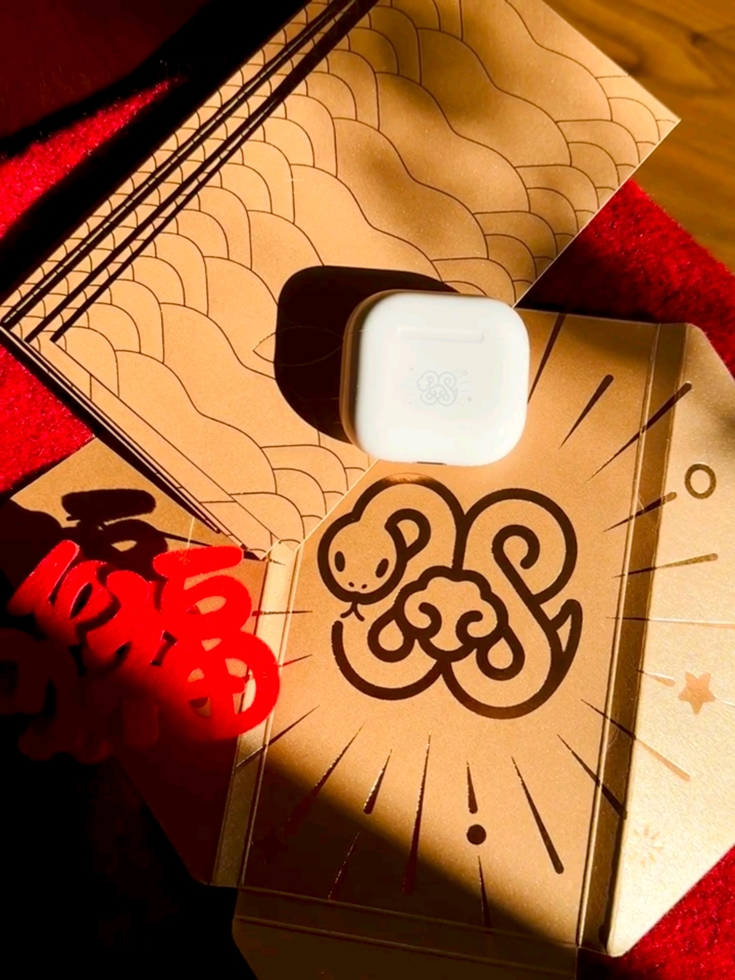 苹果推出AirPods4蛇年特别款 就单是冲着这个特别款的颜值蛇生肖都必须得买[