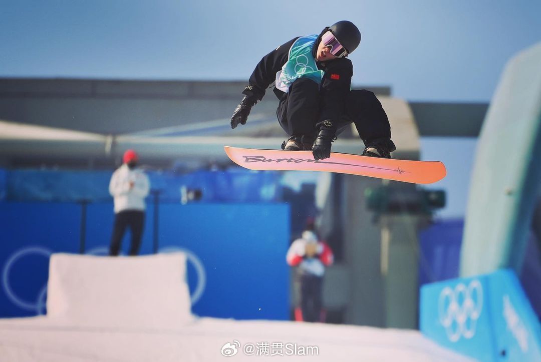 上咪咕为苏翊鸣加油 苏翊鸣2月8日将参加米兰冬奥会男子单板滑雪大跳台决赛，作为卫