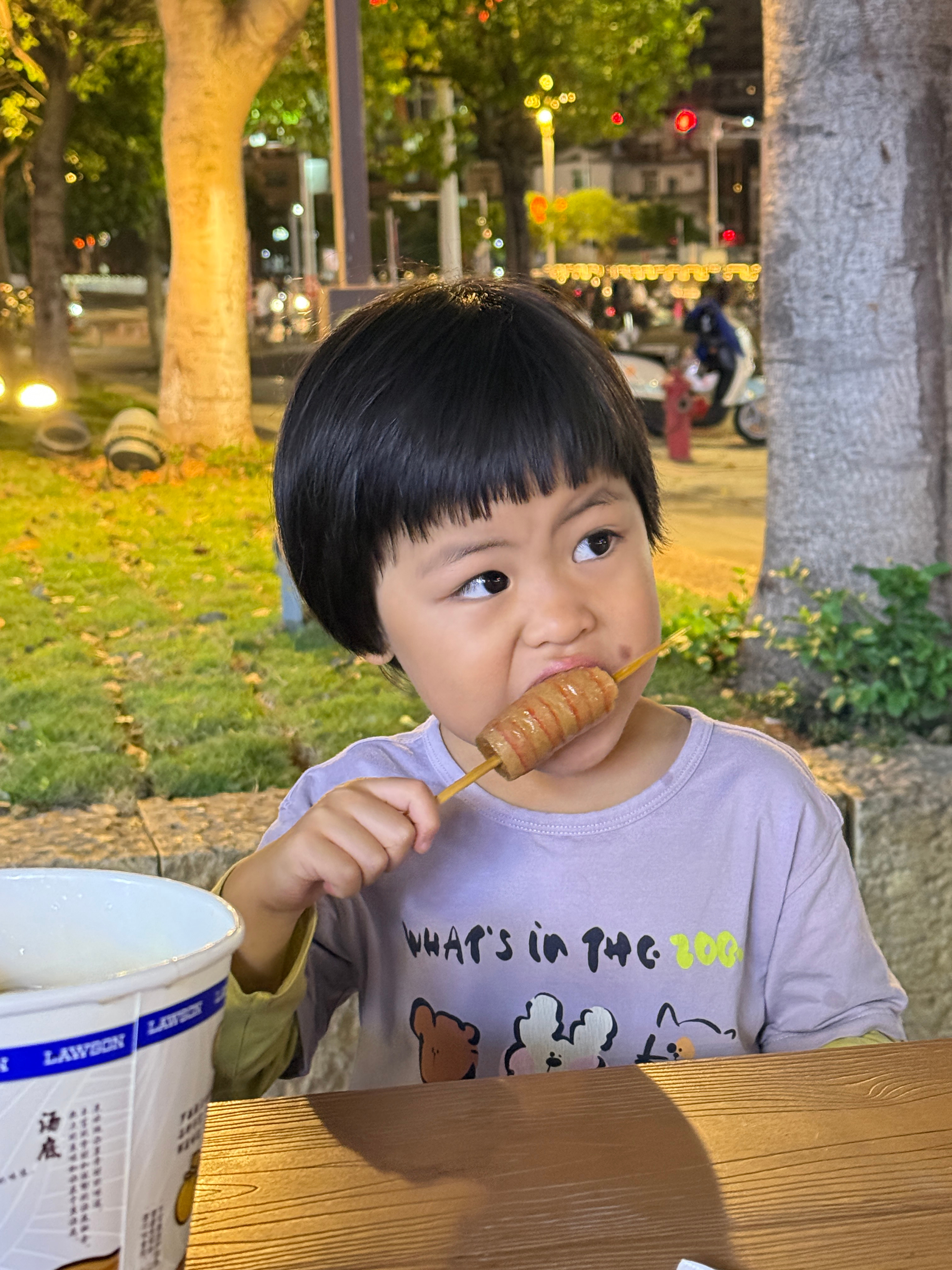 吃完晚饭就打道回府了，刚累的我在车上昏睡过去傍晚从景区出来已经快七点了，饿的是头