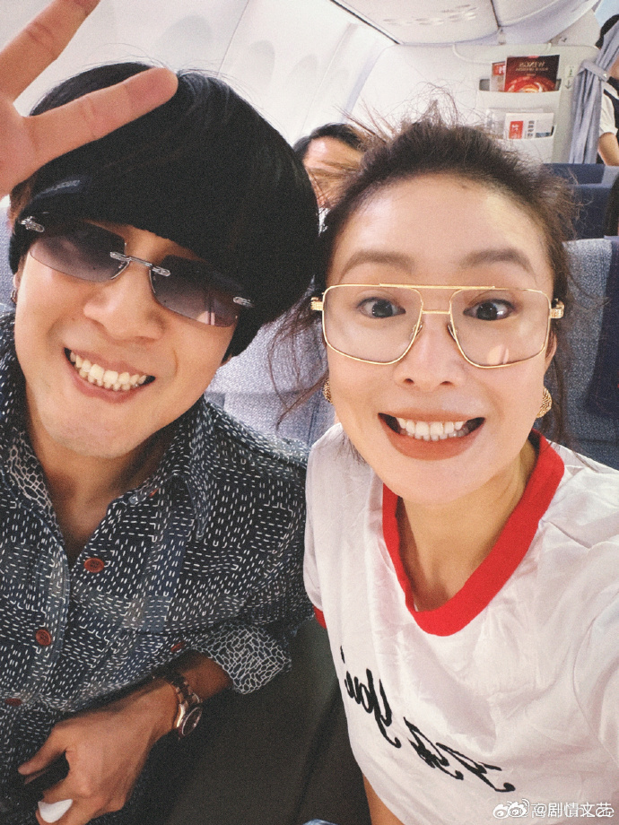 韩东君高叶信女CP发福利韩东君高叶信女比心惊喜掉落信女CP福利，镜头前韩东君和高