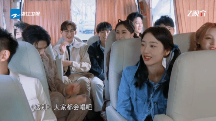 #周深突然被cue唱歌的反应# 突然被大家邀请来段清唱，立马害羞表示：“不要专门