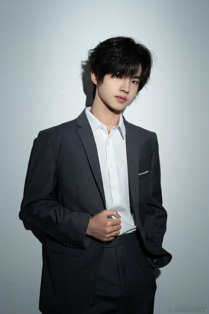 钎城灰色西服look钎城的灰色西服look太让人惊喜了，告别赛场战衣的他，变身解