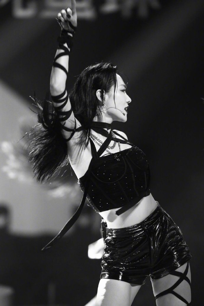 #王霏霏[超话]##浪姐5搞得王霏霏好忙# 王霏霏你真是浪姐5的宣传委员！端水大
