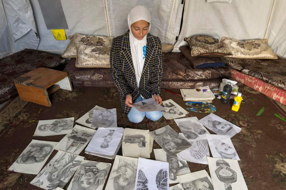 【加沙少女：用画笔呈现战争苦难】#加沙少女用画笔呈现战争苦难# 埃菲社加沙1月1