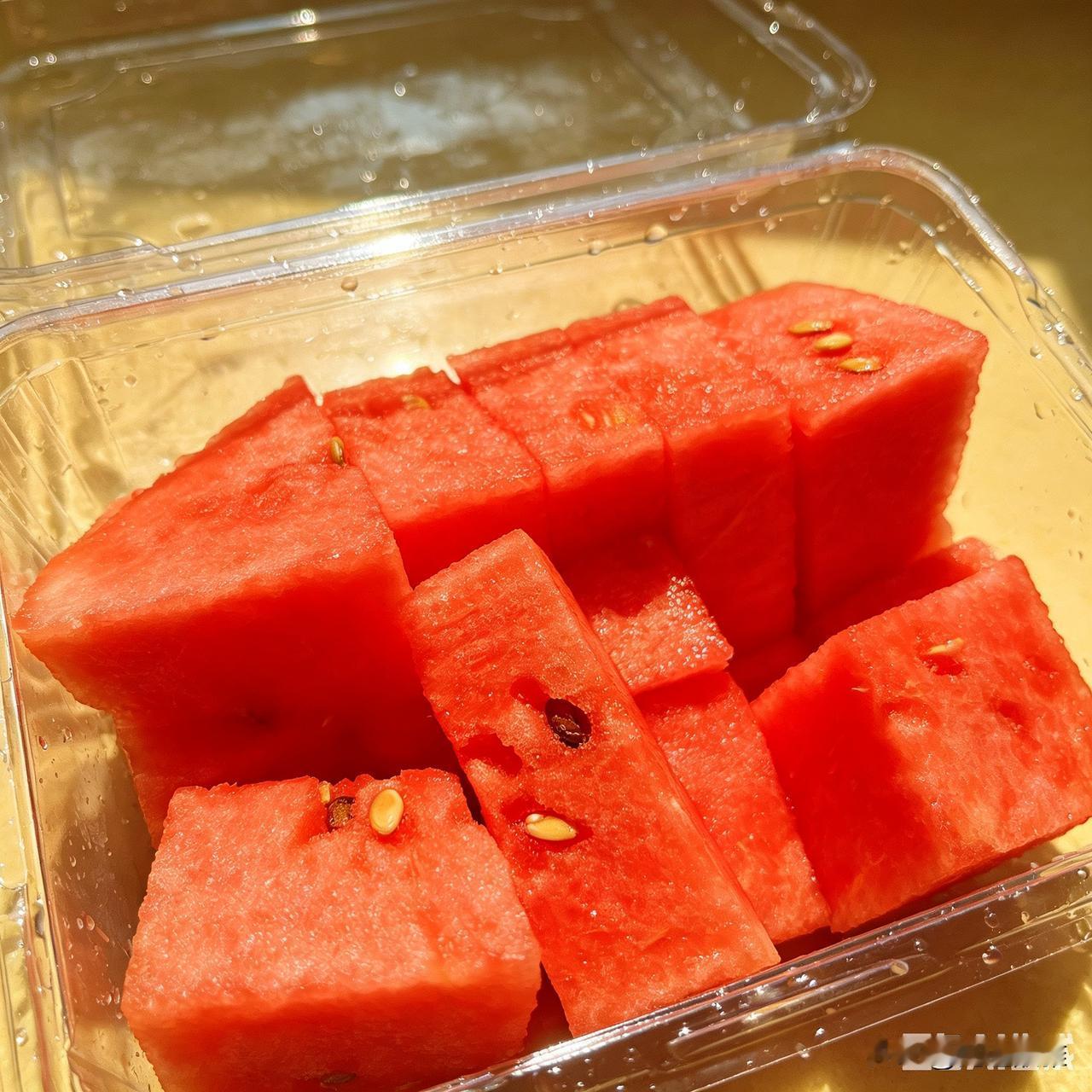 今天打开冰箱，发现里面还
有一盒西瓜。
是1号的时候，妹妹送的。
因为这几天没在