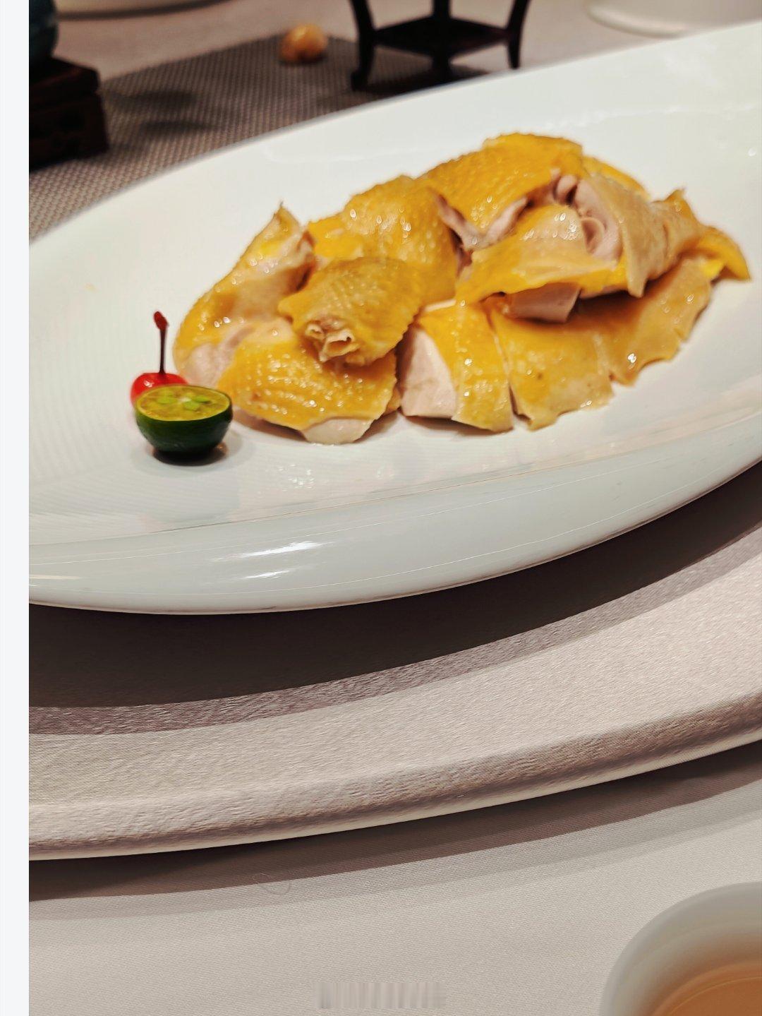 今晚约了三五深圳地产大佬们吃饭，互相交流学习，收益颇多。湛江菜，鸡还不错，羊肉好