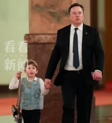 特朗普时隔9年再访华，竟带了16位美国商界顶流随行，背后企业总市值狂破万亿，惊动