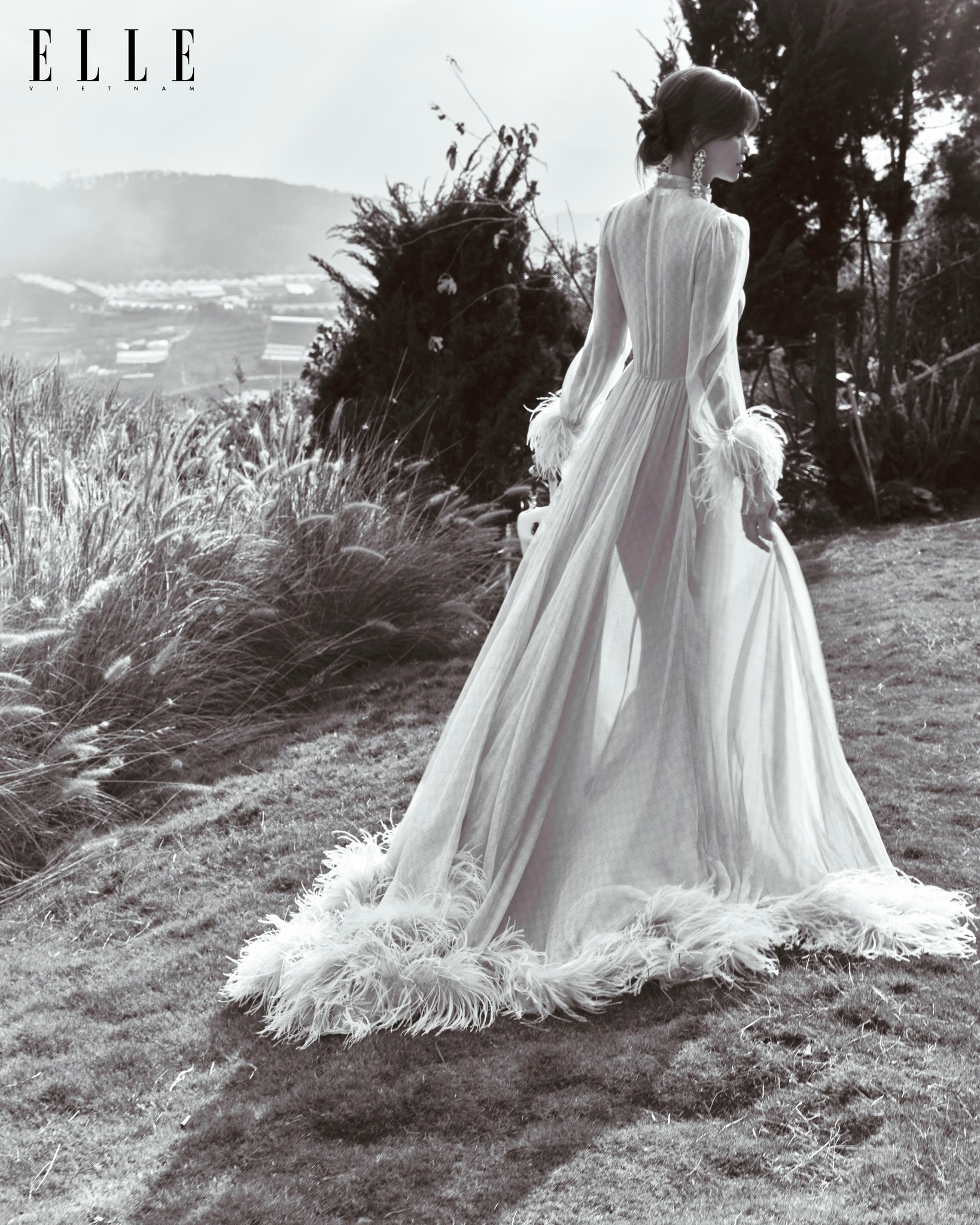 本土歌手胡玉荷Ho Ngoc Ha登上越南版《ELLE》2026年3月刊封面，身
