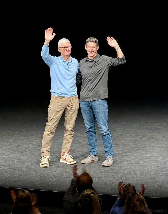 说是库克留给新CEO的十大新品计划：1. 带屏HomePod，支持磁吸上墙/半球