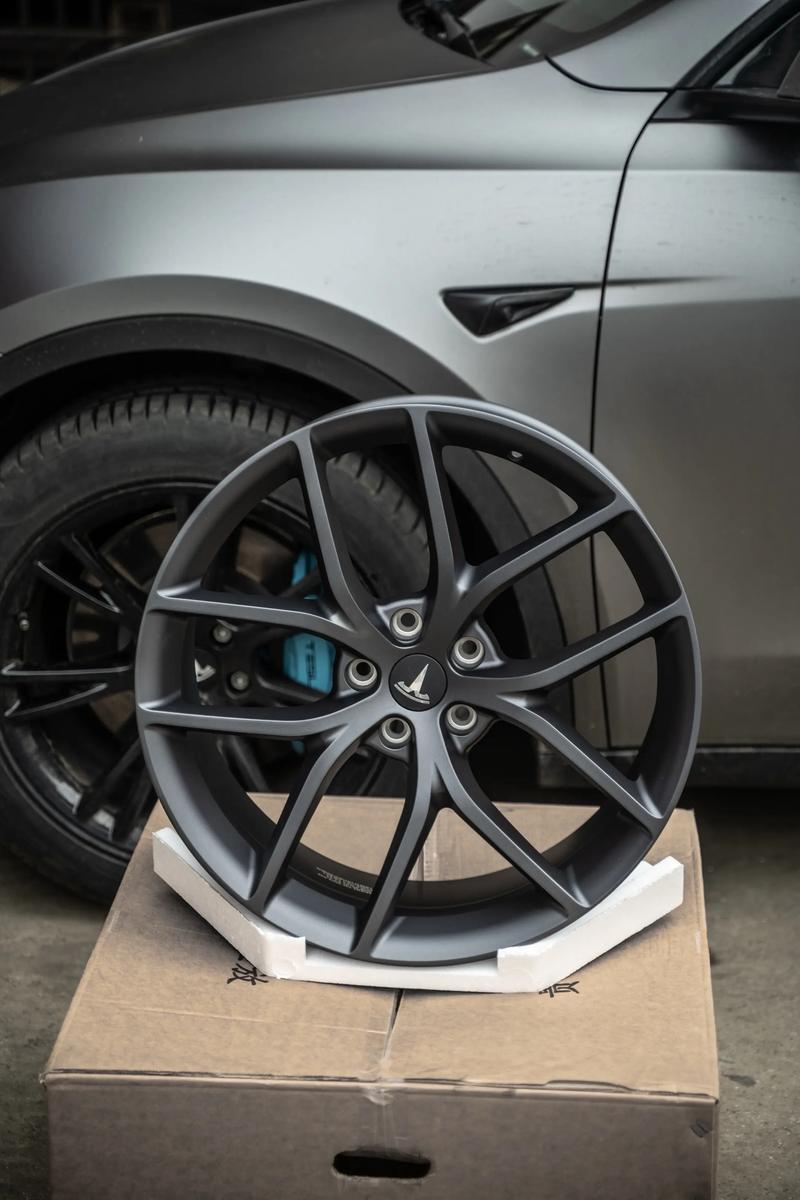 美东时间10月7日，特斯拉推出Model 3/Y标准版，起售价虽创历史新低，却因