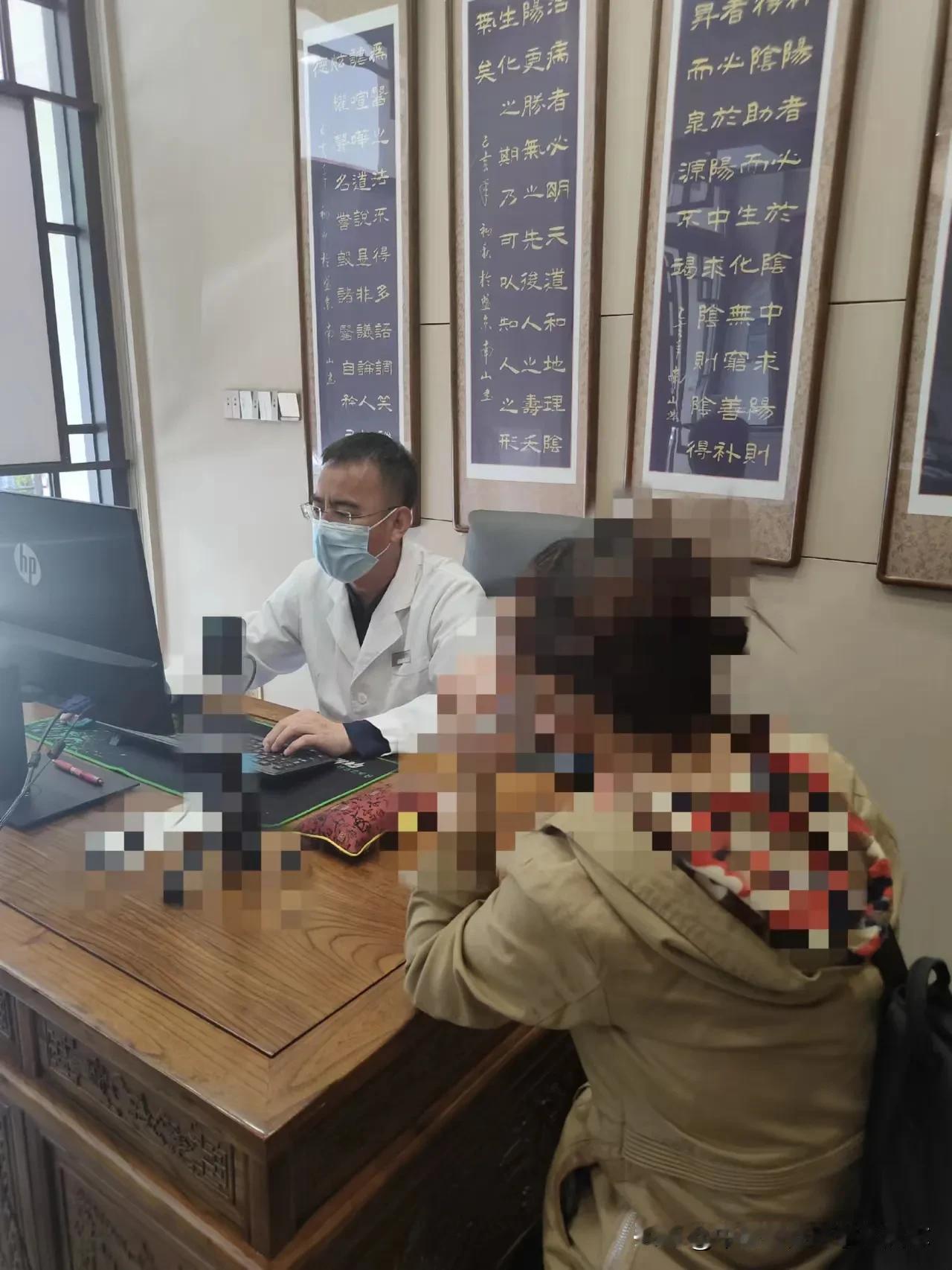 刘女士，时常憋气难受，一口气上不来，剩下需要使劲打嗝，才能舒服一点，经常失眠，晨