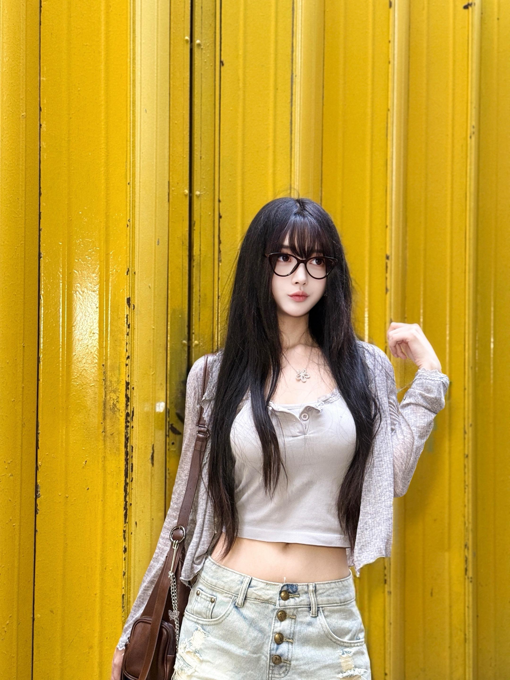 吃饱喝足，肚子鼓鼓