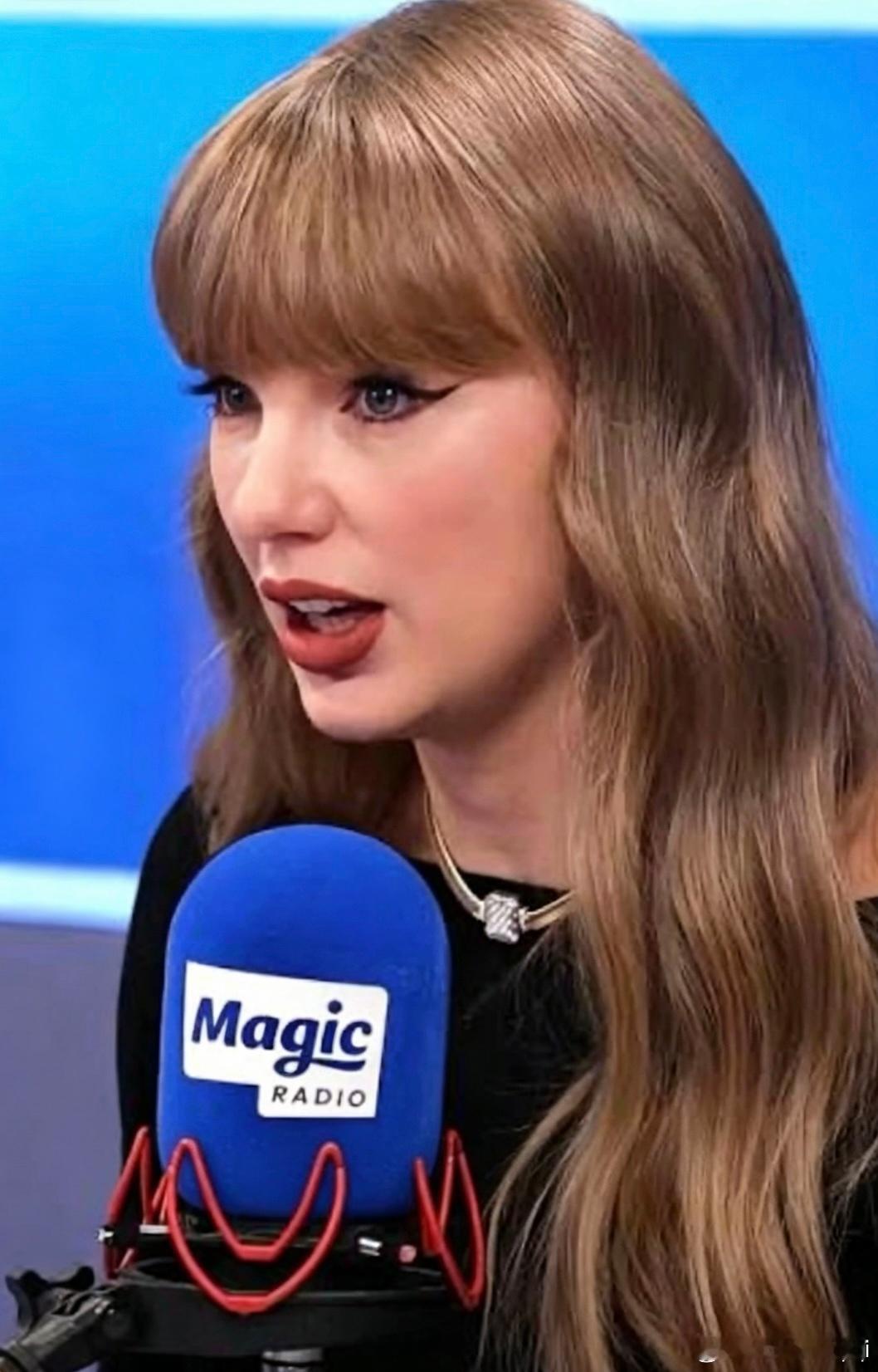 霉霉Taylor Swift透露，时代巡演时自己的粉丝经常穿纸尿裤出席，她在前排