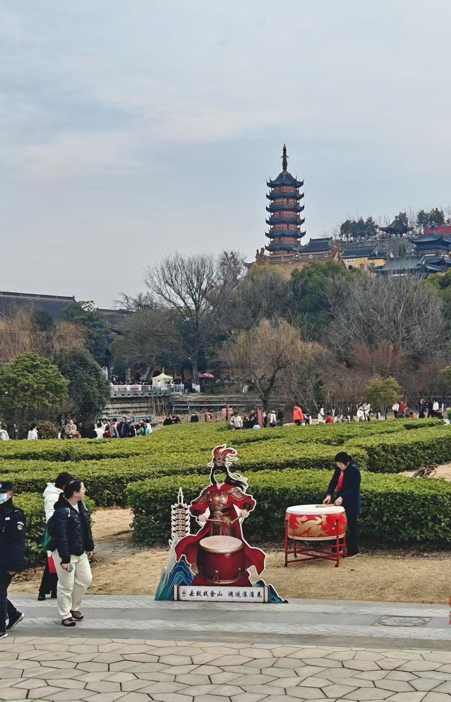 古塔为证，这方天地里，既有巾帼击鼓的飒爽，也有巾帼不让须眉的豪情。
一槌定音，是