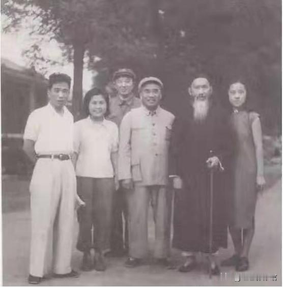 张澜（右二）与朱德（右三）在北京中南海合影